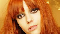 Rothaarige Models: Frisuren und Make-up bei rotem Haar