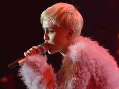 miley-cyrus-frisur-buehne-240x300-1911796.jpg