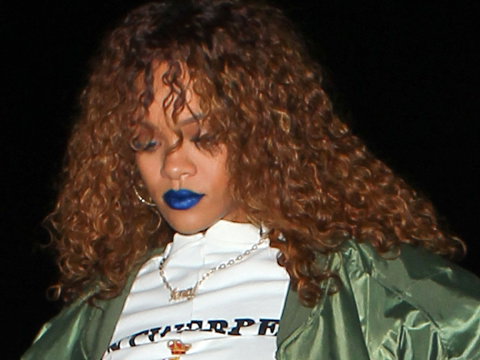 rihanna-blaue-lippen-2079697.jpg