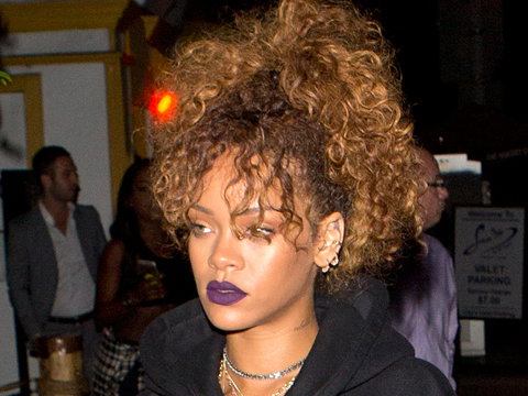 rihanna-lila-lippen-2079697.jpg