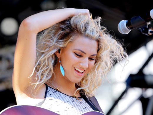 tori-kelly-2080266.jpg