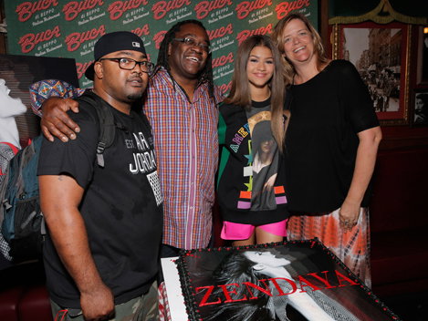 zendaya-parents-brother-2081040.jpg