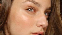 Kosmetik--Tipps: Creme-Rouge und Nude-Look