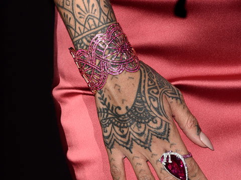 rihannas-hand-heute-gi-480-1869396.jpg