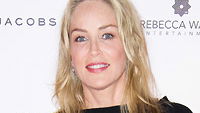 Anziehen/Ausziehen: Sharon Stone oben ohne