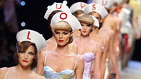 Louis Vuitton: die Mode, die Louis Vuitton Taschen, die Stars