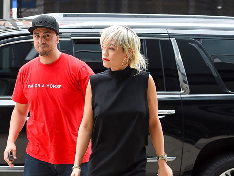 rita-ora-im-kleinen-schwarzen-480-spl-2061064.jpg