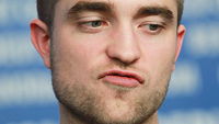 Anziehen/Ausziehen: Robert Pattinson mit Buzz Cut