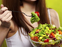 frau-salatschale200x300-1589857.jpg