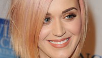 Anziehen/Ausziehen: Katy Perry mit kurzen Haaren