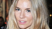 Anziehen/Ausziehen: Sienna Millers Fransen-Debakel