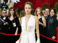 angelina-jolie-marc-bouwer-1582561.jpg