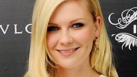 Anziehen/Ausziehen: Kirsten Dunst strahlt
