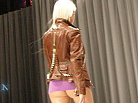 topmodel-kandidatin-gina-lisa-praesentiert-ihren-poppes-bei-philip-plein-in-barcelona-200x300-26815.jpg