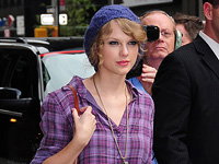 taylor-swift-mit-umhaengetasche-200x300-bild-1-1221699.jpg