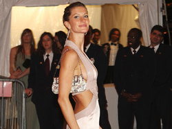 gisele-buendchen-in-versace-250x400-bild-1-1184860.jpg