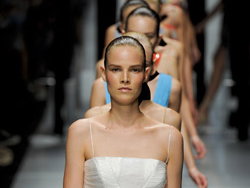 versace-spring-summer-2011-250x400-bild-2-1184860.jpg