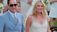Anziehen/Ausziehen: Kate Moss Hochzeitskleid