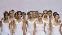Models in Unterwäsche: Dessous vom Runway