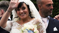 Anziehen/Ausziehen: mit Lily Allens Hochzeitskleid