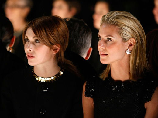 germany-s-next-topmodel-kandidatin-ira-sitzt-neben-heidi-klum-520x390-330436.jpg