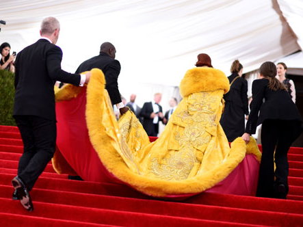 rihanna-schleppe-met-2015-480-2049707.jpg