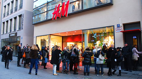 Versace-Fans stehen seit 2 Uhr morgens Schlange