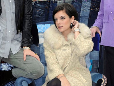 Lily Allen im edlen Mantel mit Pelzkragen