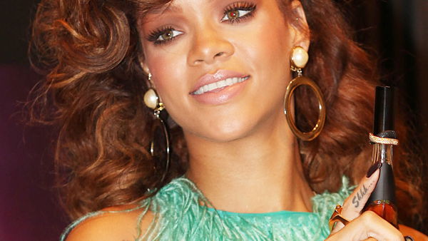 Rihanna mit roter, wallender Mähne