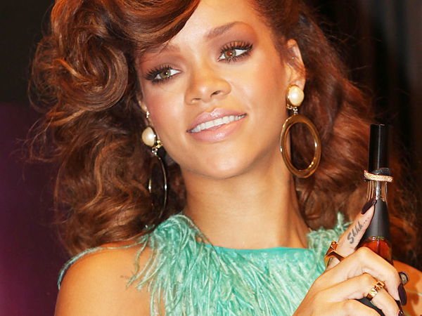Rihanna mit roter, wallender Mähne