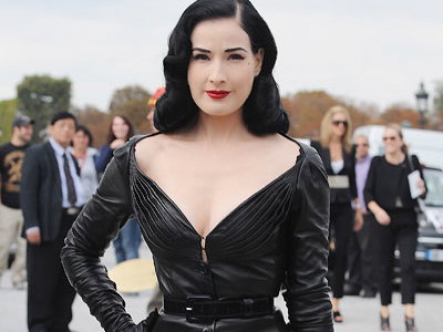 Dita von Teese im Lederkleid von Dior