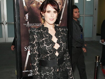Rumer Willis in Slim Pants und Spitzenjacke