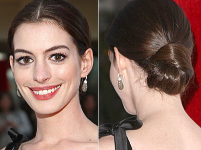 Anne Hathaway trägt einen Chignon mit Mittelscheitel