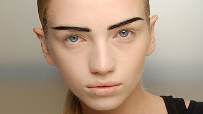 Schwarzen Augenbrauen, blonde Haare
