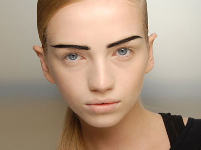 Schwarzen Augenbrauen, blonde Haare