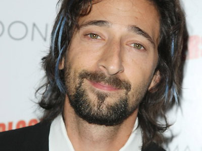 Adrien Brody mit blauen Haarsträhnen