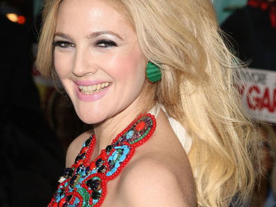 Drew Barrymore mit roséfarbenem Blush