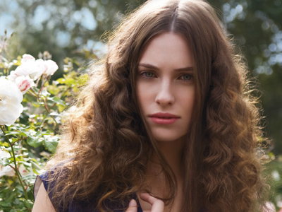 Hippie-Mähne: Locken mit geraden Strähnen