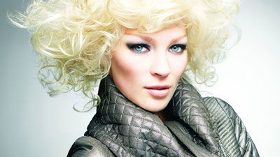 Lockiger, blonder Ponybob von Paul Mitchell