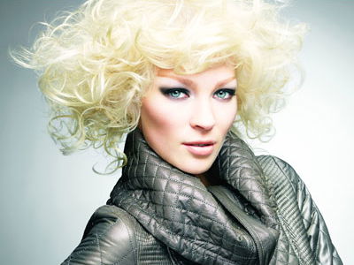 Lockiger, blonder Ponybob von Paul Mitchell