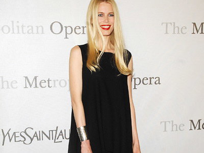 Claudia Schiffer langes schwarzes Kleid
