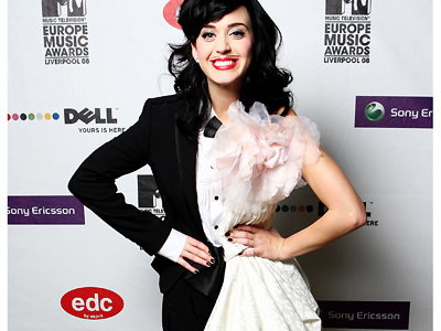 Katy Perry im transgender Outfit bei den EMAs
