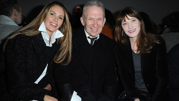 Elle McPherson, Jean Paul Gaultier und Carla Bruni-Sarkozy in der Front Row