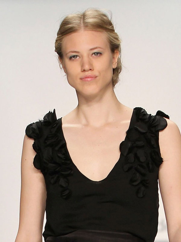 Larissa Marolt mit einem schwarzen Kleid mit V-Ausschnitt.