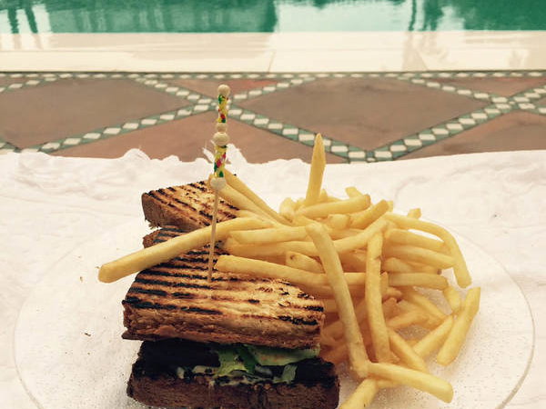 Ein Clubsandwich am Pool