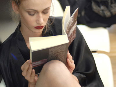 Lesendes Model backstage