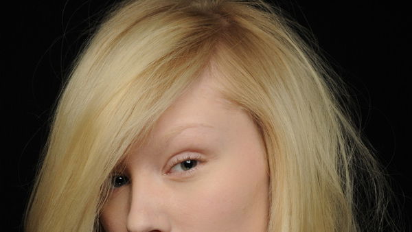 Blonde Haare, rote Lippen