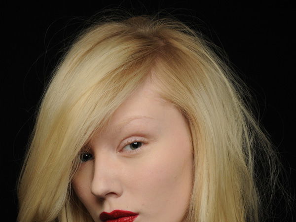 Blonde Haare, rote Lippen