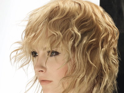 Blonder Bob mit wilden Locken