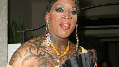 Dennis Rodman im verrückten, bunten Outfit